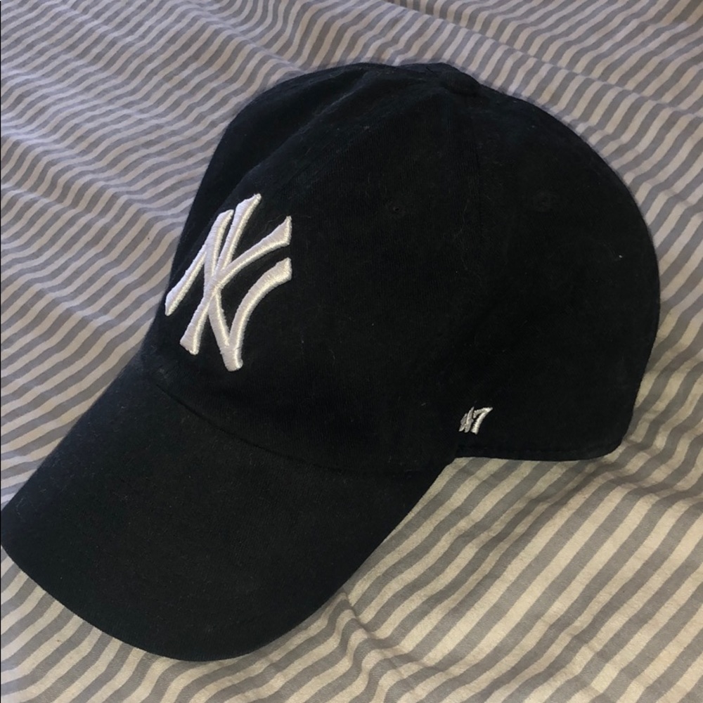 47 black Yankees hat
